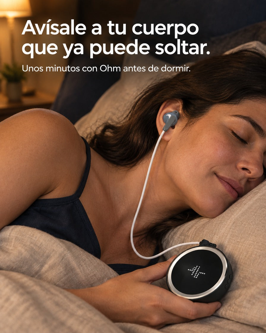 Mujer relajada en la cama usando Ohm antes de dormir